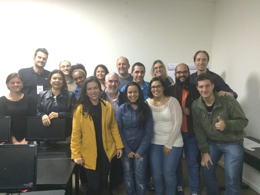 Turma reunida ao final da primeira aula do curso de Marketing Digital para jornalistas