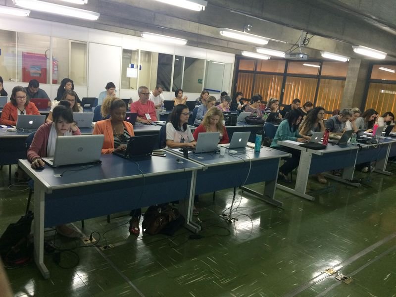 Alunos durante exercício no curso de Marketing Digital para jornalistas